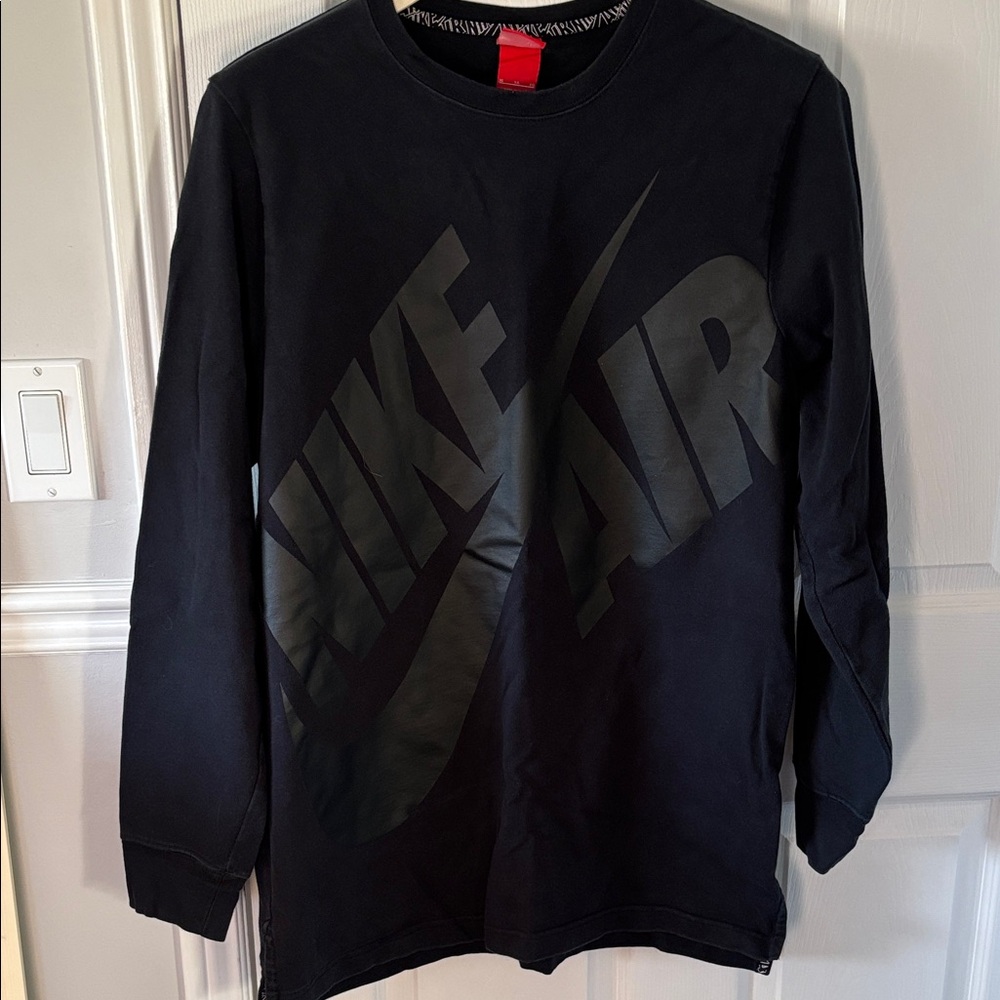 Nike Men’s Black Long Sleeve Sweatshirt